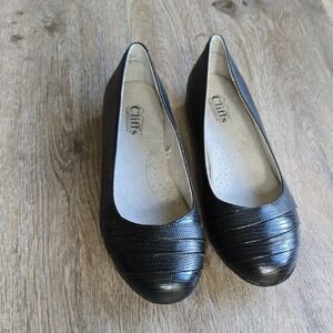 Cliffs by White Mountain Black Textured Ballet Flats